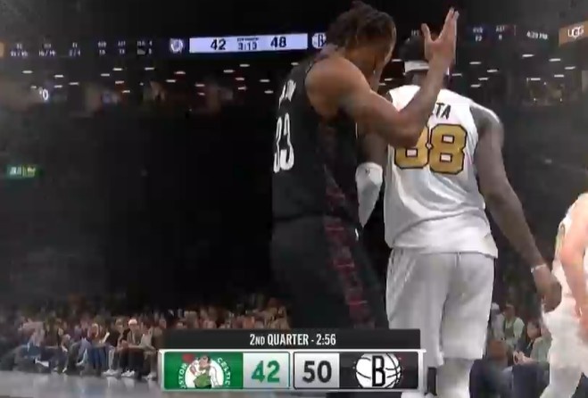 世界杯官方app下载入口-牵制力太强！小迈克尔·波特突破 抛传助飞克拉克斯顿空接暴扣